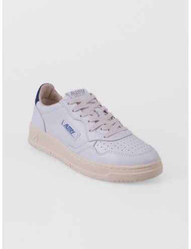 sneakers blanco y azul profundo Autry Medalist Low Man con puntera perforada y suela de goma vista lateral