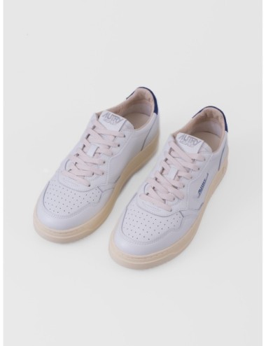 sneakers blanco y azul profundo Autry Medalist Low Man con puntera perforada y suela de goma vista tres cuartos