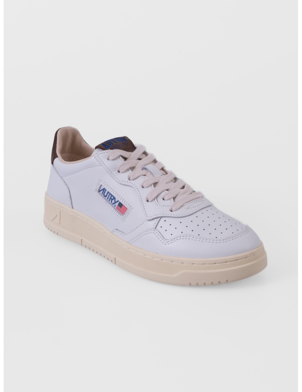 sneakers blanco y marrón chocolate Autry Medalist Low Man con puntera perforada y suela de goma vista frontal