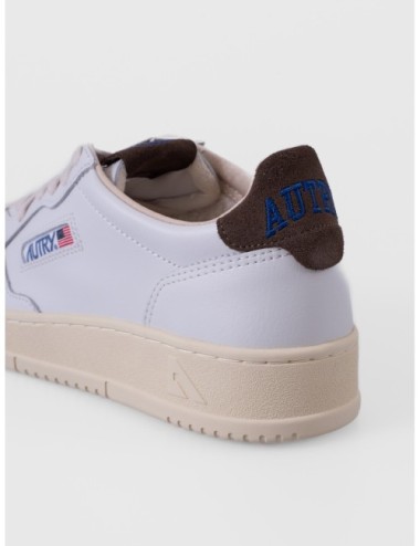 sneakers blanco y marrón chocolate Autry Medalist Low Man con puntera perforada y suela de goma vista trasera