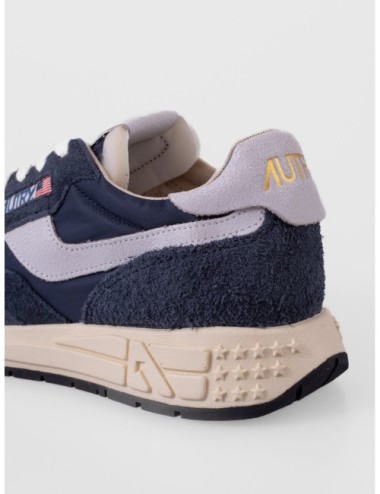 sneakers blanco y gris Autry Reelwind Low Man con paneles runner y suela de agarre vista trasera