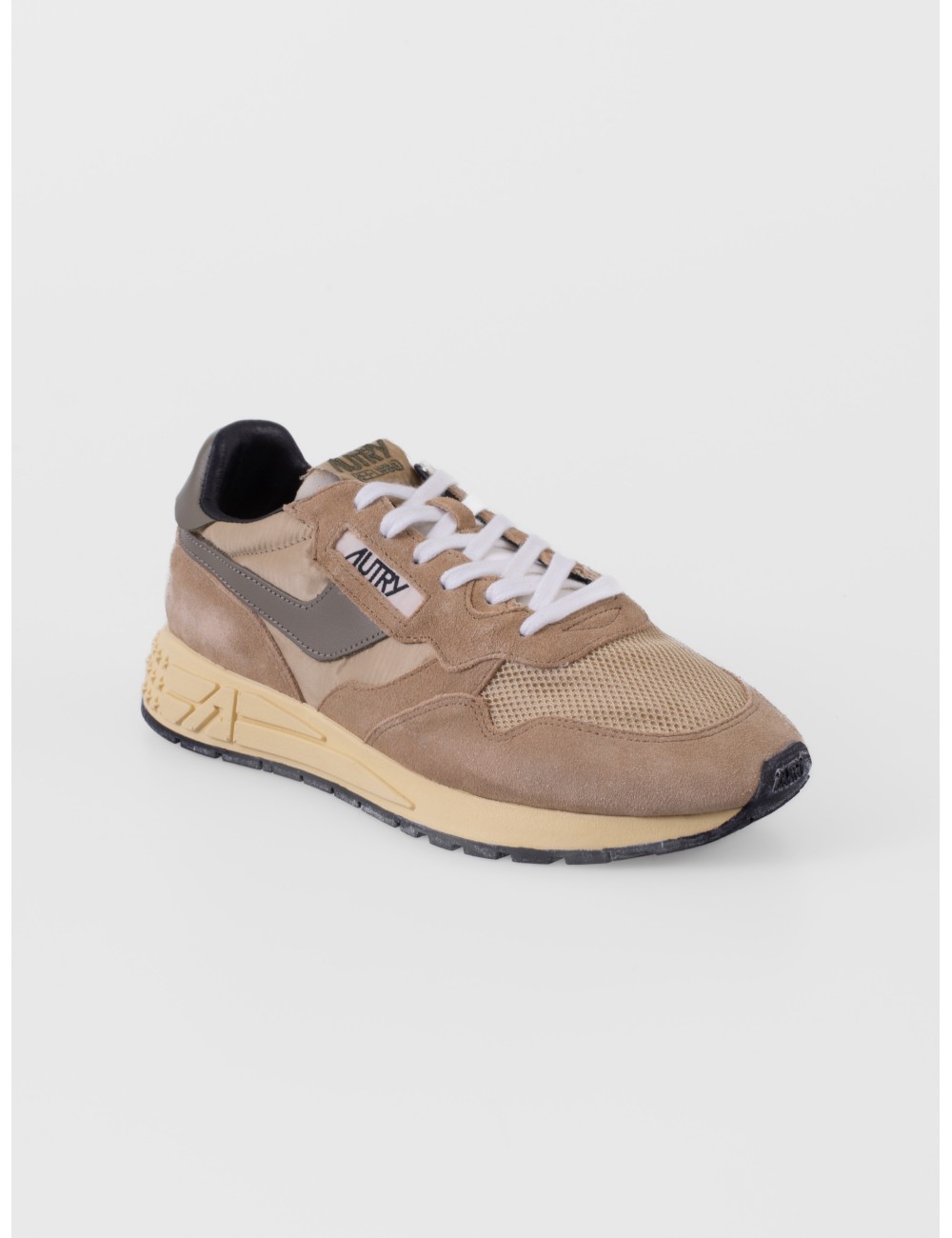 sneakers beige espuma y verde Autry Reelwind Low Man con paneles runner y suela de agarre vista frontal