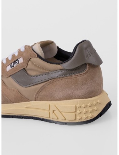sneakers beige espuma y verde Autry Reelwind Low Man con paneles runner y suela de agarre vista trasera