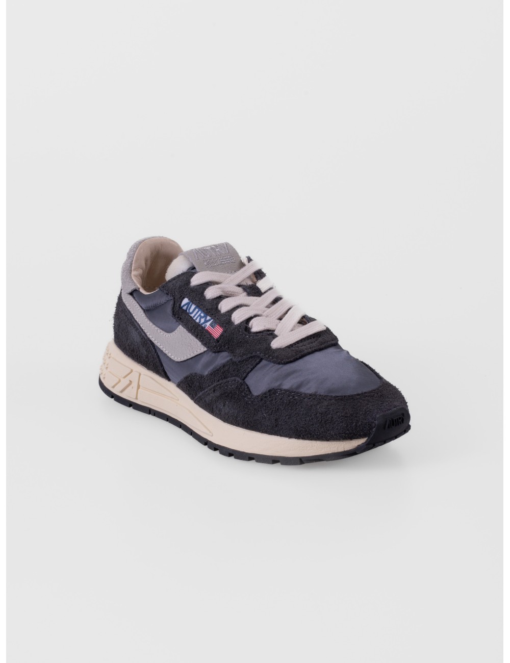 sneakers arena y azul Autry Hyperway Low Man con malla ante y suela Action Cush vista frontal
