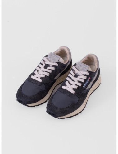 sneakers arena y azul Autry Hyperway Low Man con malla ante y suela Action Cush vista tres cuartos