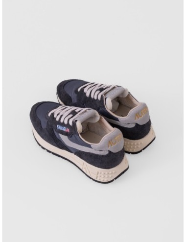 sneakers arena y azul Autry Hyperway Low Man con malla ante y suela Action Cush detalle de suela