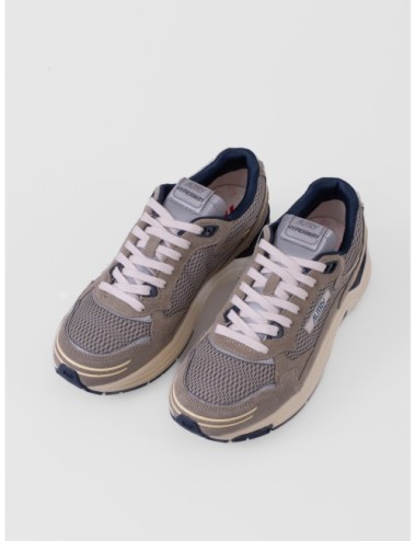 sneakers gris salvia y azul Autry Hyperway Low Man con malla ante y suela Action Cush vista tres cuartos