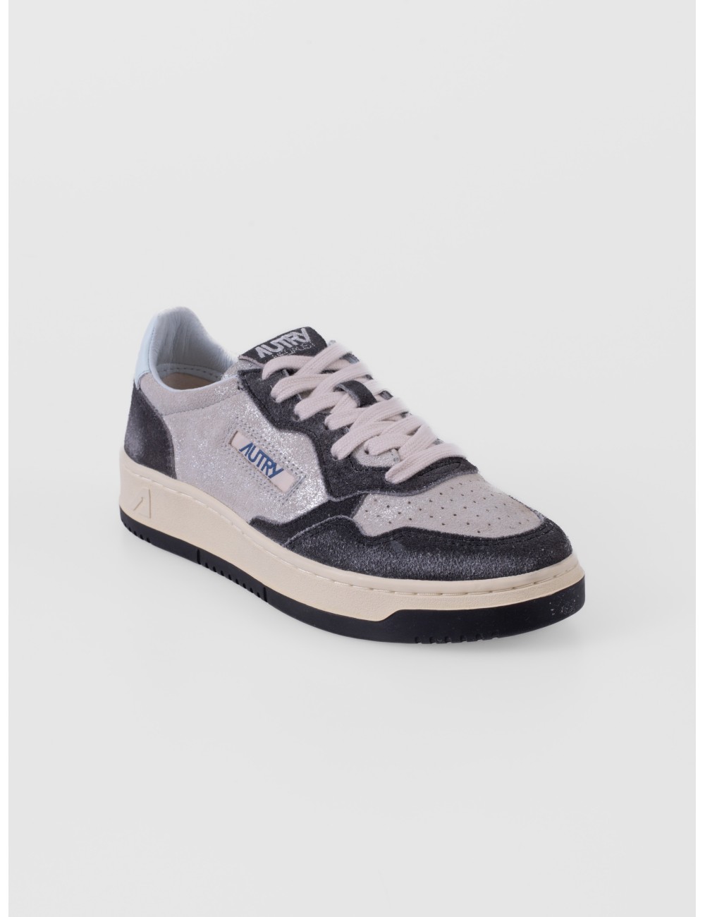 sneakers plata y negro Autry Medalist Low WOM con puntera perforada y suela de goma vista frontal