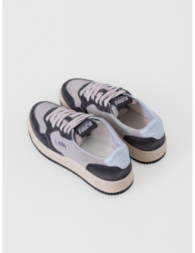 sneakers plata y negro Autry Medalist Low WOM con puntera perforada y suela de goma detalle de suela