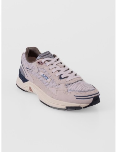 sneakers blanco y negro Autry Reelwind Low WOM con paneles runner y suela de agarre vista lateral