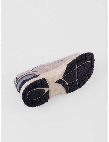 sneakers blanco y negro Autry Reelwind Low WOM con paneles runner y suela de agarre detalle de cierre y paneles