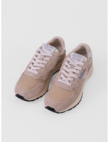 sneakers blanco Autry Reelwind Low WOM con paneles runner y suela de agarre vista tres cuartos