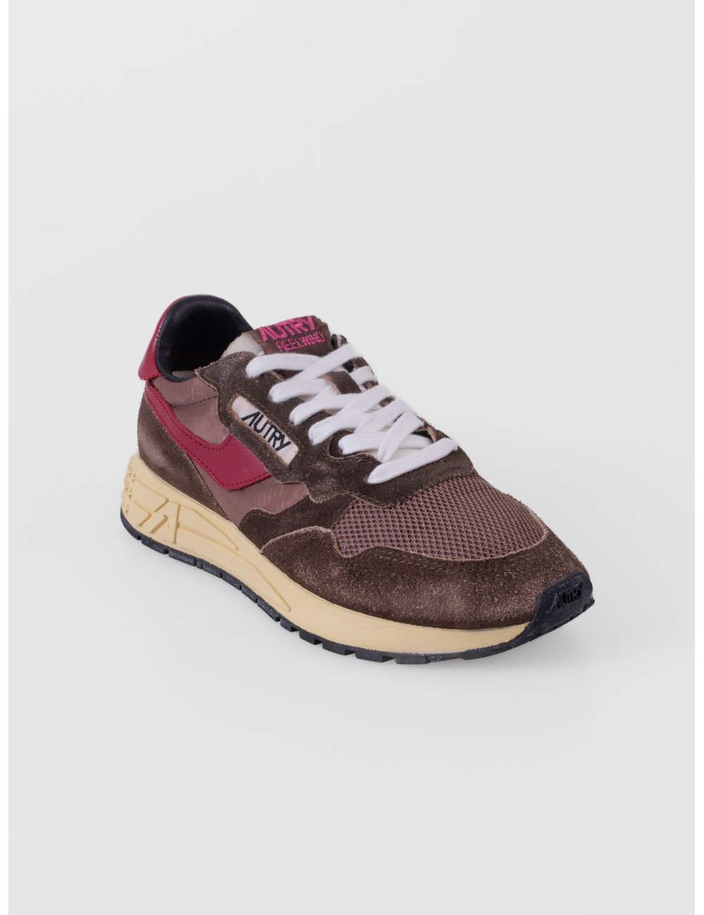 sneakers marrón café y beige Autry Reelwind Low WOM con paneles runner y suela de agarre vista frontal