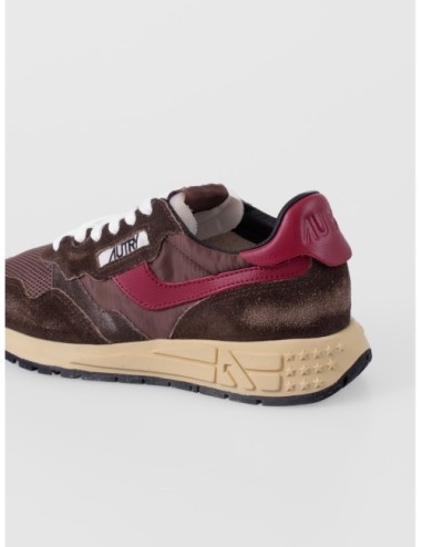 sneakers marrón café y beige Autry Reelwind Low WOM con paneles runner y suela de agarre vista trasera