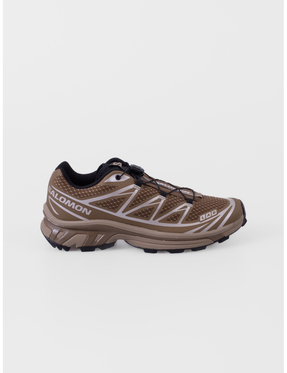 sneakers marrón coyote tostado y negro Salomon XT-6 con quickLACE y suela de tracción vista frontal