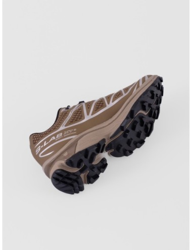 sneakers marrón coyote tostado y negro Salomon XT-6 con quickLACE y suela de tracción detalle de cierre y paneles