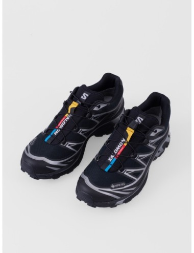 sneakers negro y plateado Salomon ACS+ OG GTX con membrana GORE-TEX y suela de tracción vista tres cuartos