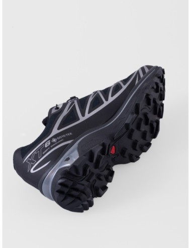 sneakers negro y plateado Salomon ACS+ OG GTX con membrana GORE-TEX y suela de tracción detalle de cierre y paneles
