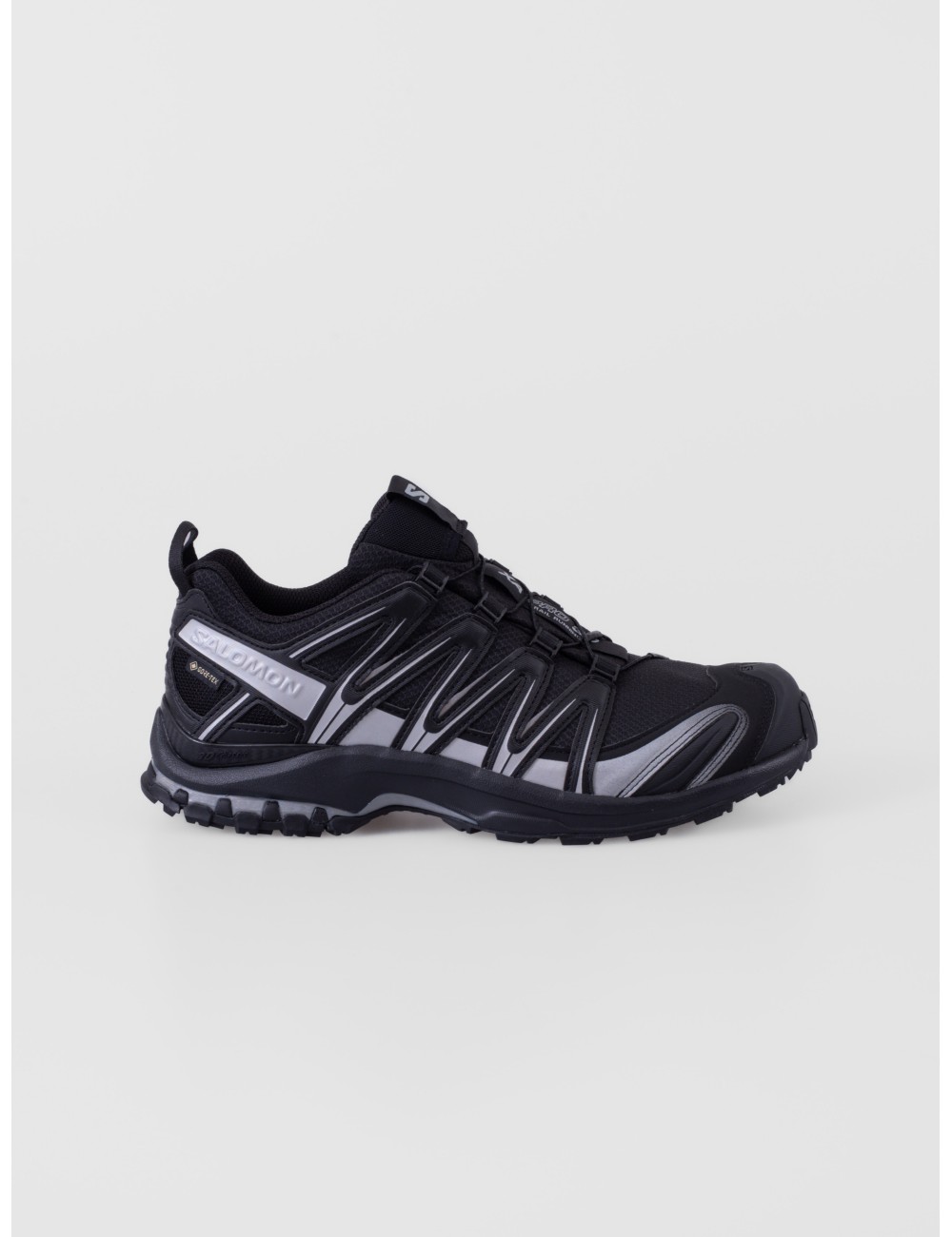 sneakers negro y plateado Salomon XA PRO 3D GTX con quickLACE y 3D Advanced Chassis vista frontal