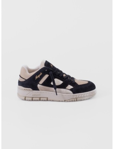 sneakers negro y beige Axel Arigato Area Lo con paneles y suela de goma moldeada vista frontal