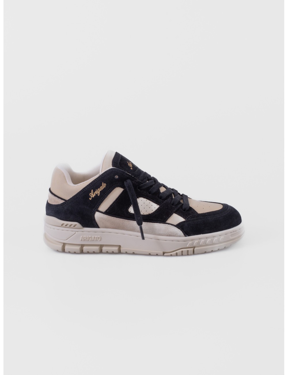 sneakers negro y beige Axel Arigato Area Lo con paneles y suela de goma moldeada vista frontal