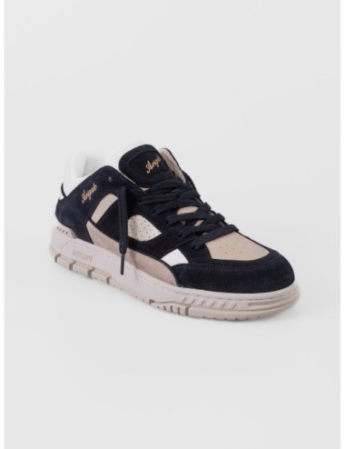 sneakers negro y beige Axel Arigato Area Lo con paneles y suela de goma moldeada vista lateral