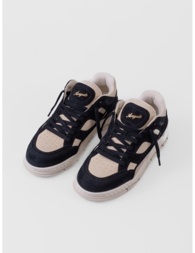 sneakers negro y beige Axel Arigato Area Lo con paneles y suela de goma moldeada vista tres cuartos