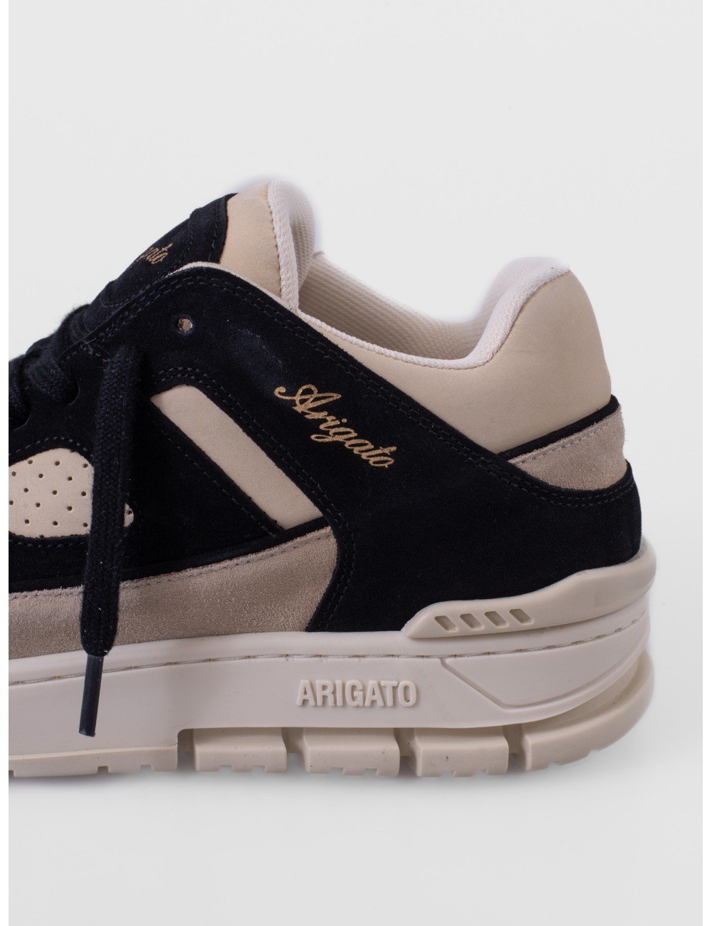 sneakers negro y beige Axel Arigato Area Lo con paneles y suela de goma moldeada vista frontal