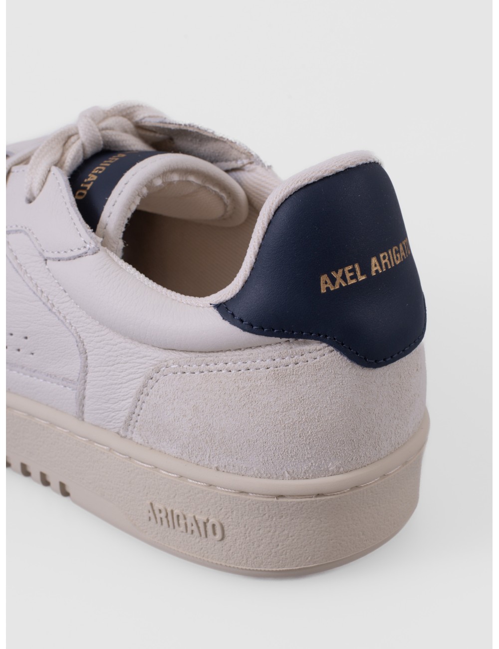 sneakers beige claro y azul oscuro Axel Arigato Dice T-Toe con puntera en T y paneles contrastados vista frontal
