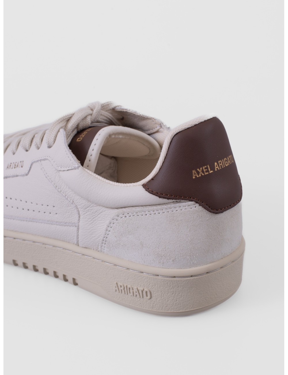 sneakers beige claro y marrón Axel Arigato Dice T-Toe con puntera en T y paneles contrastados vista frontal