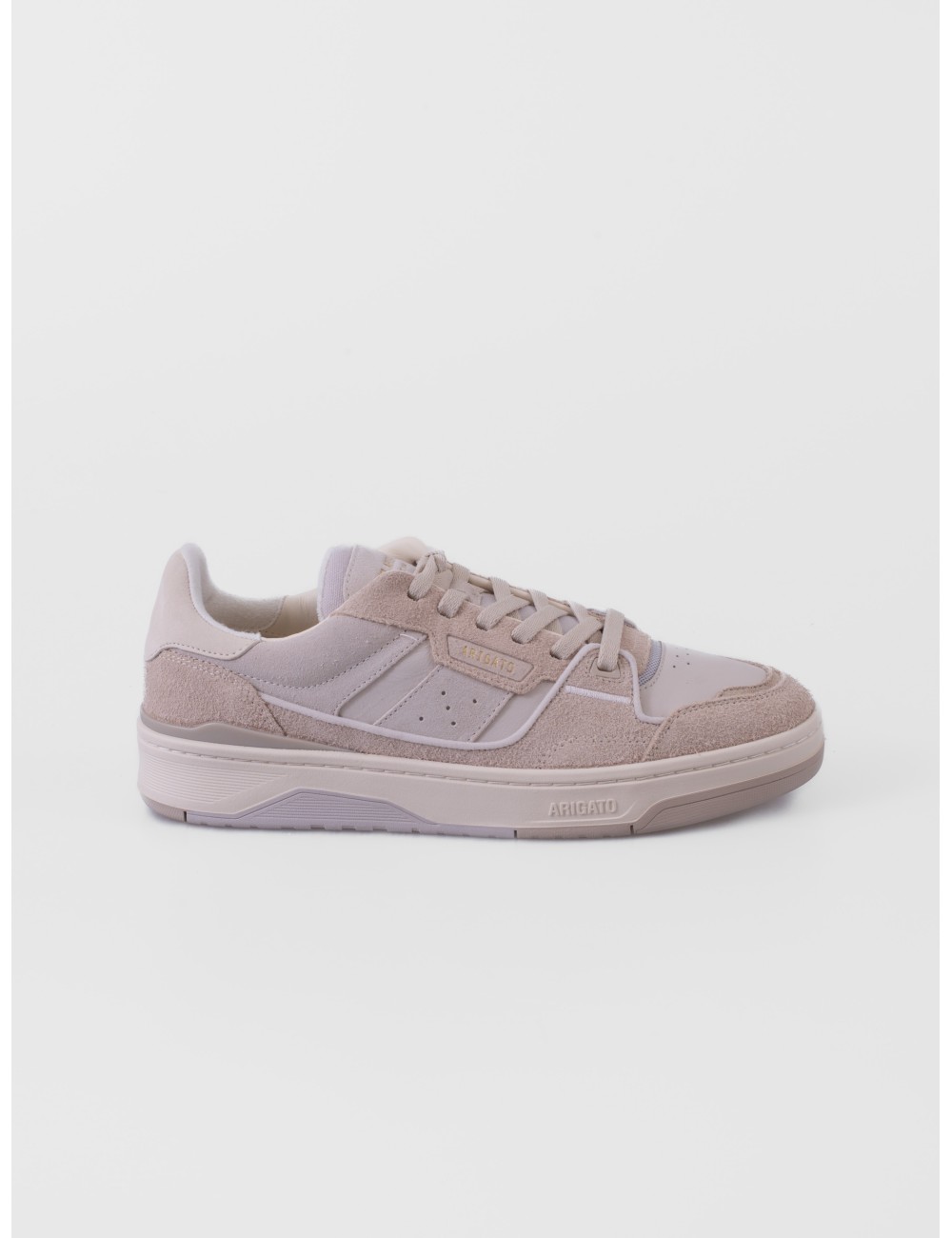 sneakers beige y topo claro Axel Arigato Clay de perfil bajo con paneles y suela gráfica vista frontal