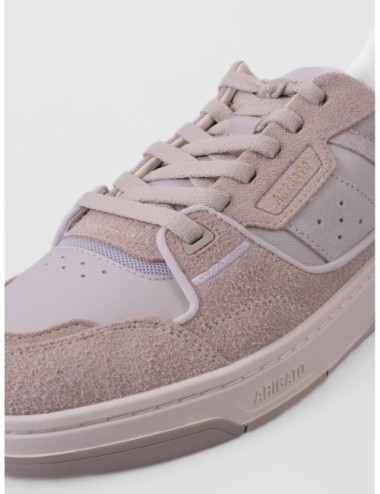 sneakers beige y topo claro Axel Arigato Clay de perfil bajo con paneles y suela gráfica vista trasera