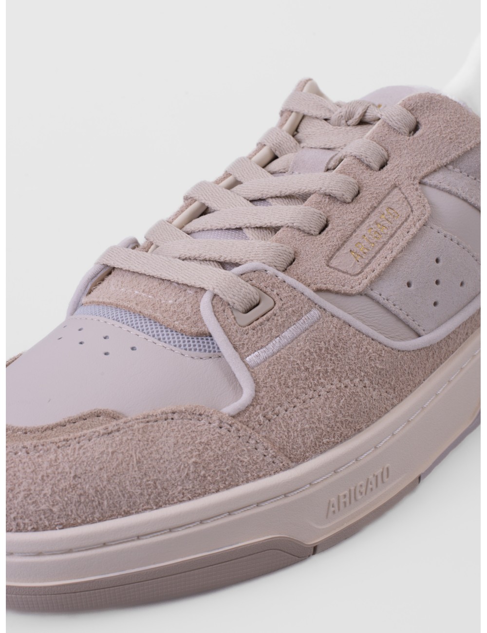 sneakers beige y topo claro Axel Arigato Clay de perfil bajo con paneles y suela gráfica vista frontal