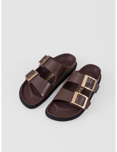 sandalias marrón oscuro Birkenstock Arizona Droplet Buckle con dos tiras y hebillas convexas vista tres cuartos
