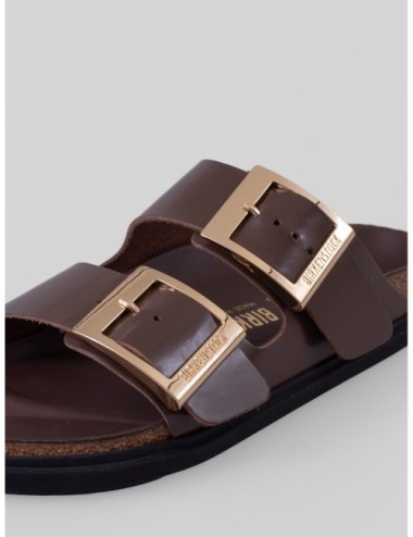 sandalias marrón oscuro Birkenstock Arizona Droplet Buckle con dos tiras y hebillas convexas vista trasera