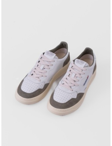 sneakers blanco y verde ahumado Autry Medalist Low Man con puntera perforada y suela de goma vista tres cuartos