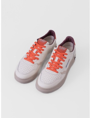 sneakers calabaza y arena Autry Medalist Low Man con puntera perforada y suela de goma vista tres cuartos