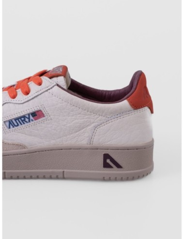 sneakers calabaza y arena Autry Medalist Low Man con puntera perforada y suela de goma vista trasera