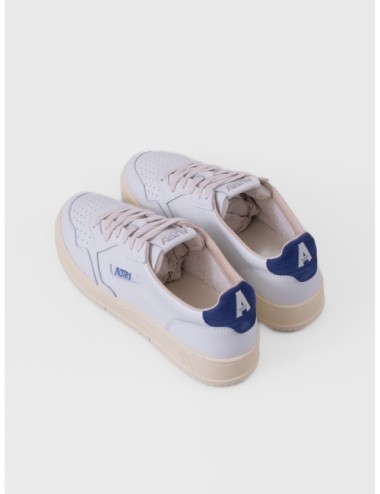 sneakers blanco y azul profundo Autry Medalist Low Man con puntera perforada y suela de goma detalle de suela
