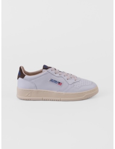 sneakers blanco y marrón chocolate Autry Medalist Low Man con puntera perforada y suela de goma vista frontal