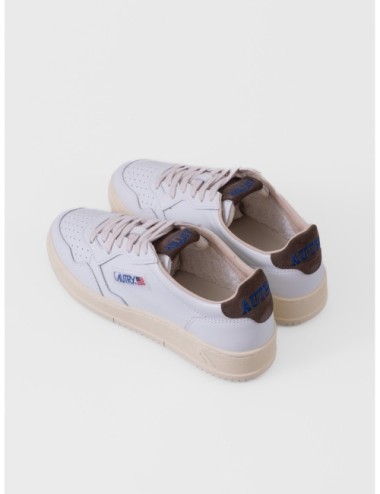 sneakers blanco y marrón chocolate Autry Medalist Low Man con puntera perforada y suela de goma detalle de suela