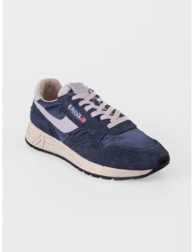sneakers blanco y gris Autry Reelwind Low Man con paneles runner y suela de agarre vista lateral