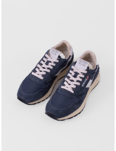 sneakers blanco y gris Autry Reelwind Low Man con paneles runner y suela de agarre vista tres cuartos