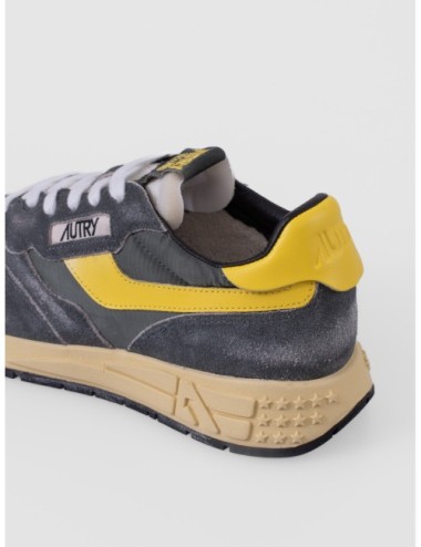 sneakers verde profundo y amarillo Autry Reelwind Low Man con paneles runner y suela de agarre vista trasera