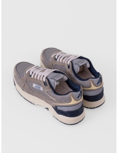 sneakers gris salvia y azul Autry Hyperway Low Man con malla ante y suela Action Cush detalle de suela