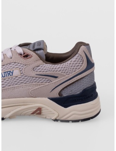 sneakers blanco y negro Autry Reelwind Low WOM con paneles runner y suela de agarre vista trasera