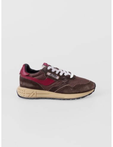 sneakers marrón café y beige Autry Reelwind Low WOM con paneles runner y suela de agarre vista frontal