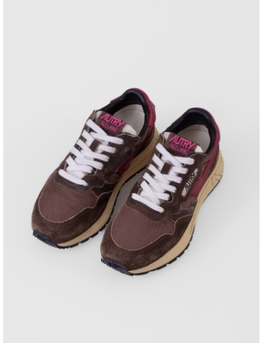 sneakers marrón café y beige Autry Reelwind Low WOM con paneles runner y suela de agarre vista tres cuartos
