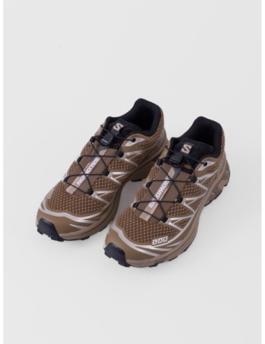 sneakers marrón coyote tostado y negro Salomon XT-6 con quickLACE y suela de tracción vista tres cuartos