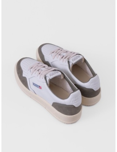 sneakers blanco y verde ahumado Autry Medalist Low Man con puntera perforada y suela de goma detalle de suela